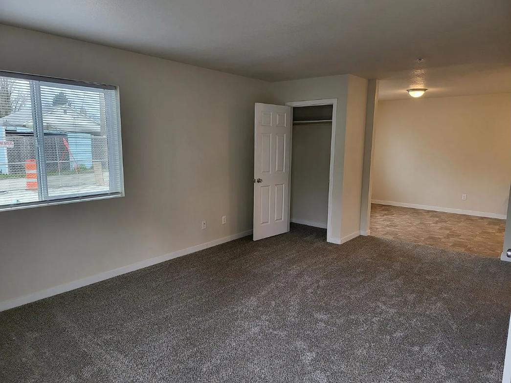 Living room, empty, carpet